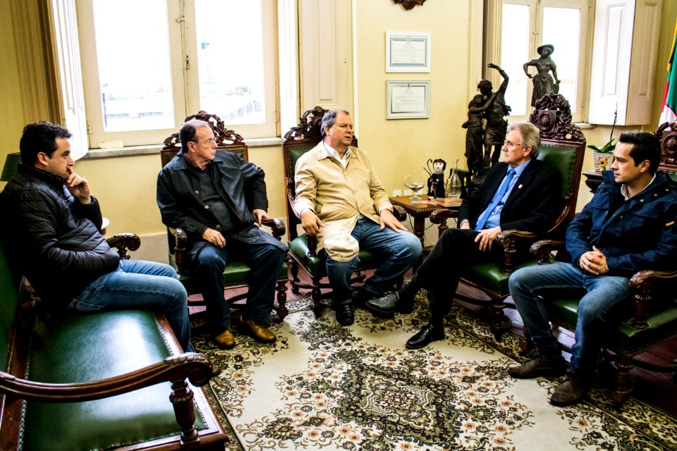 24.07.2019 - Prefeito em exercício Idemar Barz em reunião com deputado federal Alceu Moreira, o secretário Jair Seidel e o gerente da Ceee - Foto Michel Corvello