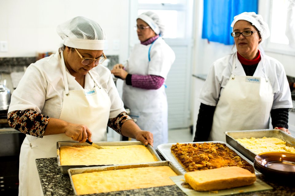 02.08.2019 - Produção de receitas com farinha de arroz pelas merendeiras - Foto: Gustavo Vara