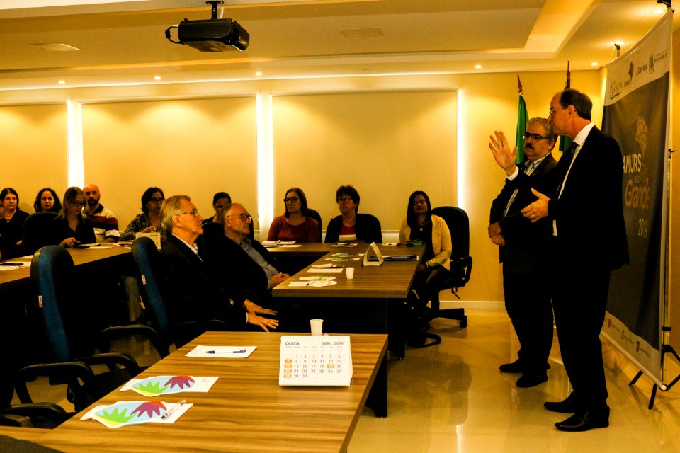 26.03.2019 - Idemar Barz representa prefeita no encontro da Famurs sobre prêmio Boas Praticas - Foto Michel Corvello
