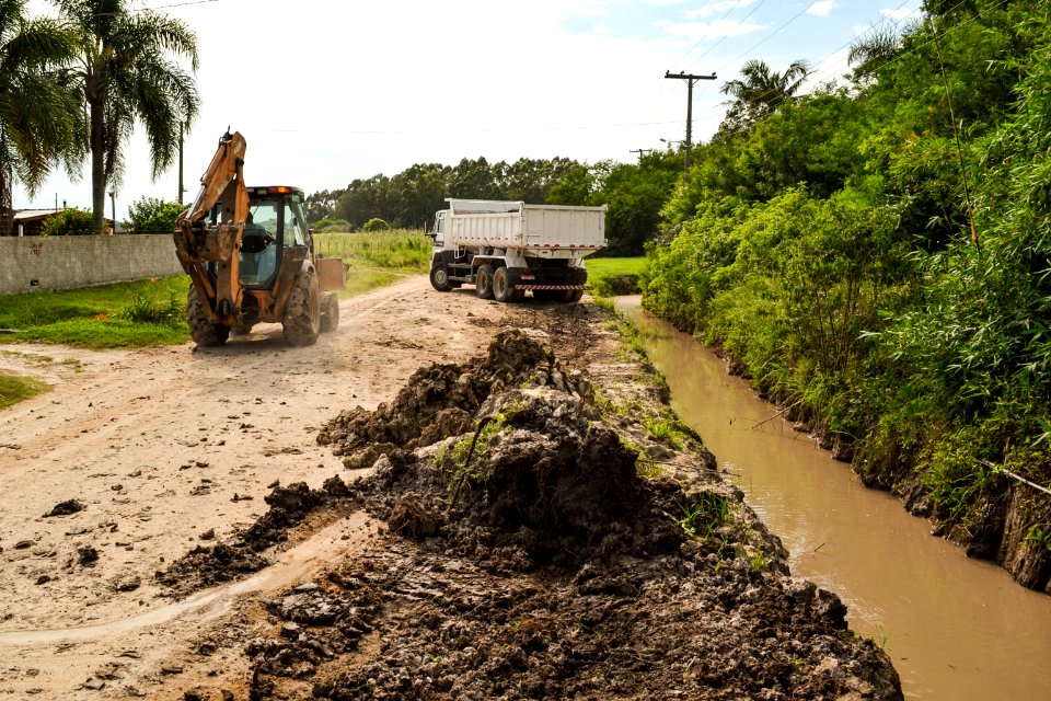 30.01.2019 - Mutirão de limpeza na avenida Teodoro Born, três vendas - Foto Michel Corvello