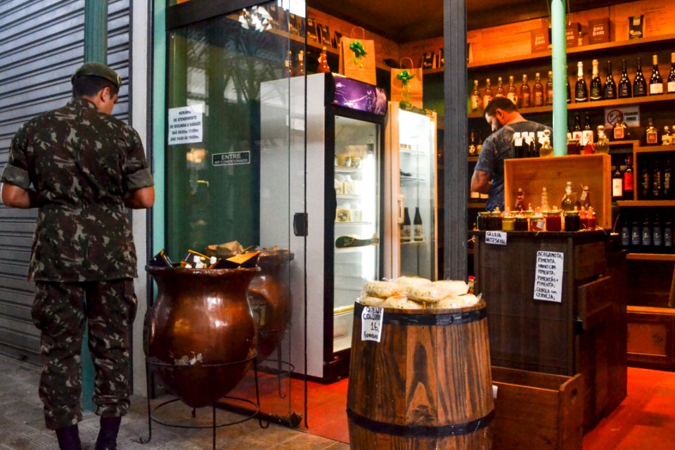 19.10.2018 - Visita do Exército uruguaio no mercado - Foto Michel Corvello-13