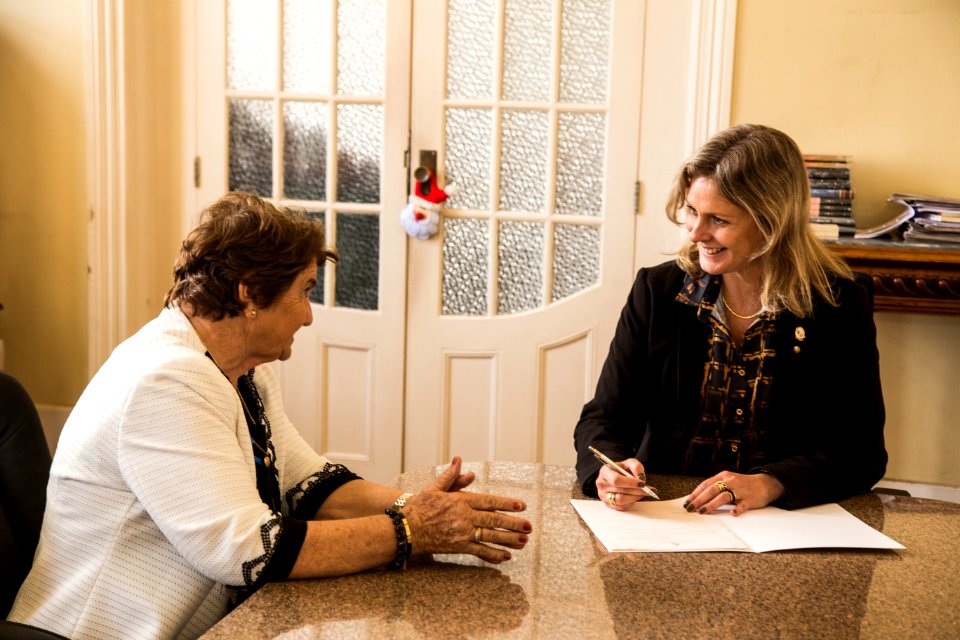 07.11.2018 - Prefeita Paula Mascarenhas durante assinatura de leis de vereadores, na foto, com a vereadora Zilda Bürkle  - Foto: Gustavo Vara