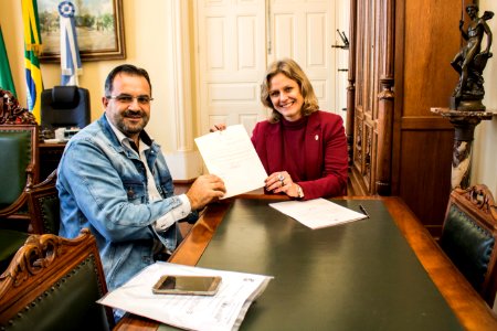 29.05.2019 - Prefeita Paula Mascarenhas realiza assinatura de lei do vereador Roger Ney - Foto Michel Corvello