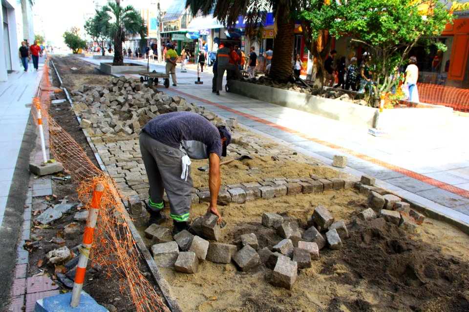 19.03.2019 - SEPLAG - Obra da via de trânsito lento no calçadão - Foto Marcel Avila