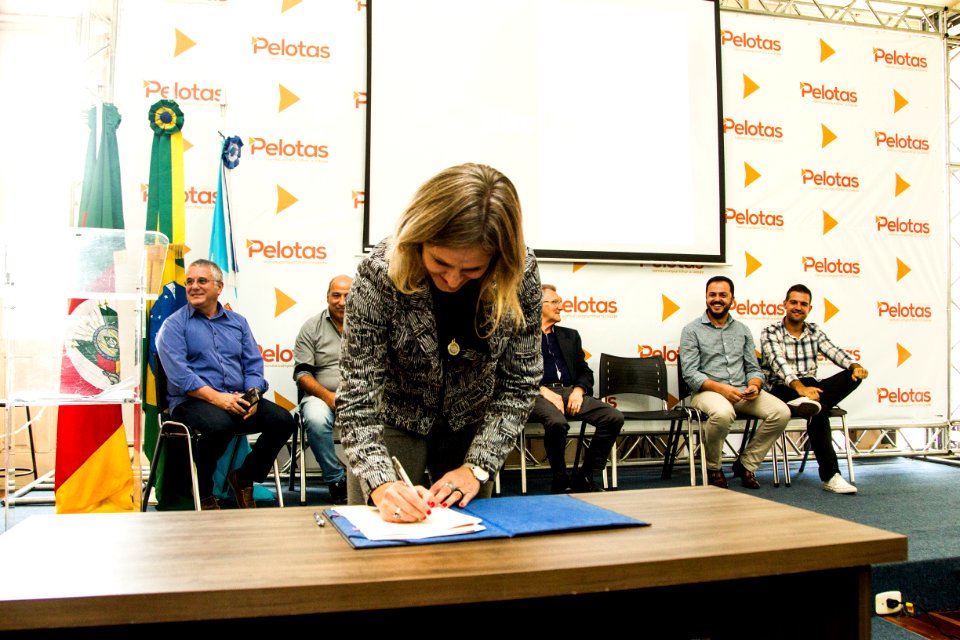 12.04.2019 - Prefeita Paula Mascarenhas realiza assinatura do decreto 6.165 que regulamenta o Bikepel  - Foto: Gustavo Vara