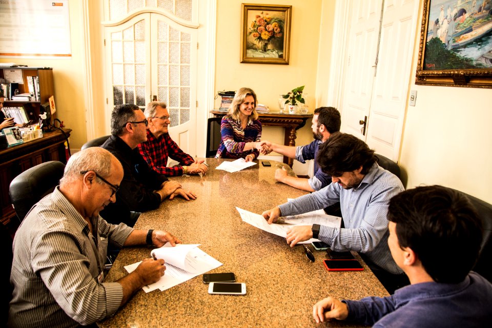06.11.2018  - Prefeita Paula Mascarenhas e o vice Idemar Barz durante assinatura dos contratos com a empresa Encopav para execução das obras de pavimentação das ruas: Avenida São Jorge, Dr. Amarante e Theodoro Born - Foto: Gustavo Vara