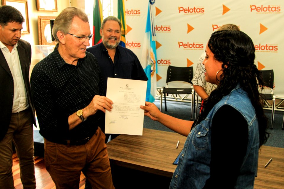 10.01.2019 - Prefeita Paula Mascarenhas realiza assinatura da lei que declara de utilidade pública seis cooperativas - Foto: Gustavo Vara