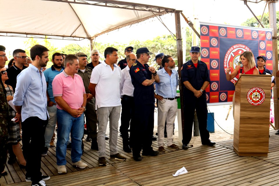 23.02.2019 - Prefeita Paula e governador Eduardo na entrega da medalha aos guarda vidas no Laranjal - Foto Michel Corvello