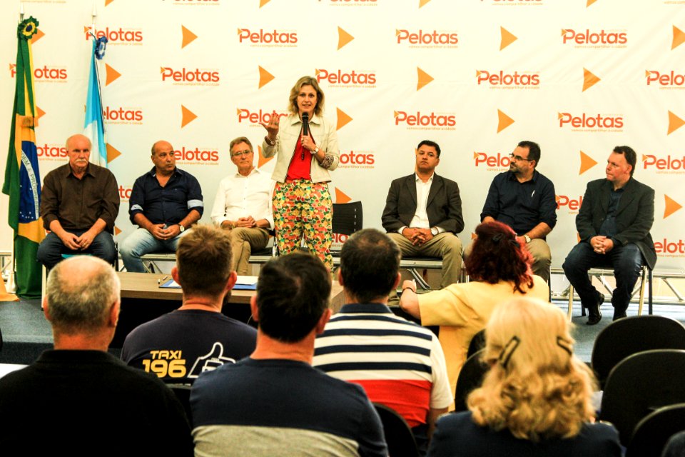 03.01.2018 - Prefeita Paula Mascarenhas realiza a assinatura da lei 6.664 de 27/12/18 que regulamenta o serviço de transporte individual de passageiros em veículos de taxi - Foto: Gustavo Vara