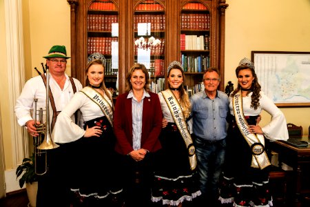 25.10.2018 - Prefeita Paula Mascarenhas e o vice Idemar Barz recebem a visita da corte da Oktoberfest de Pelotas - Foto: Gustavo Vara