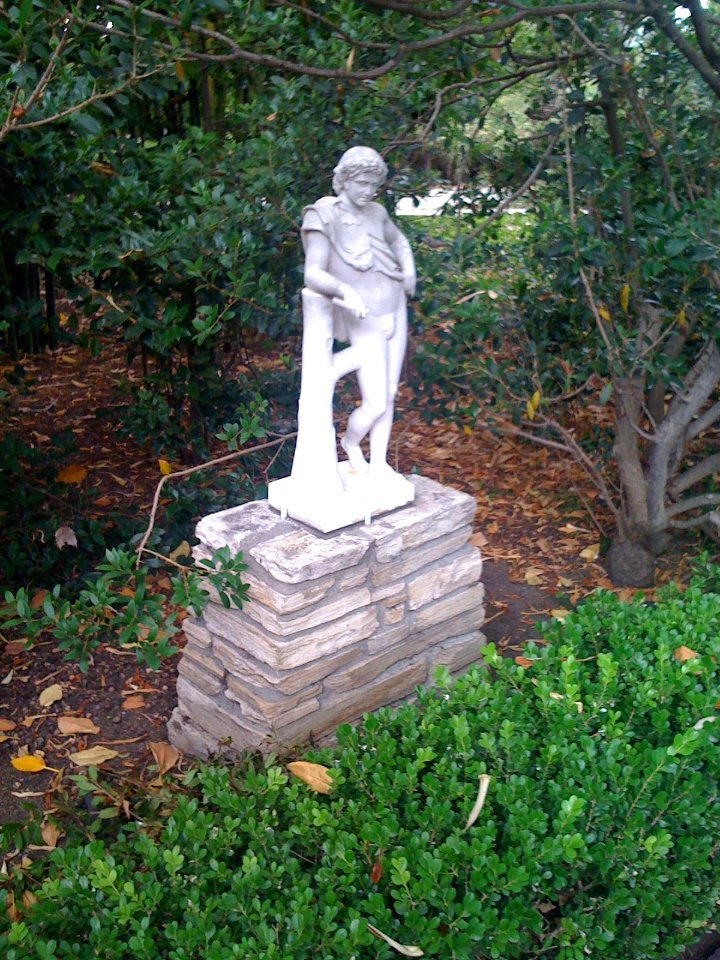 statue