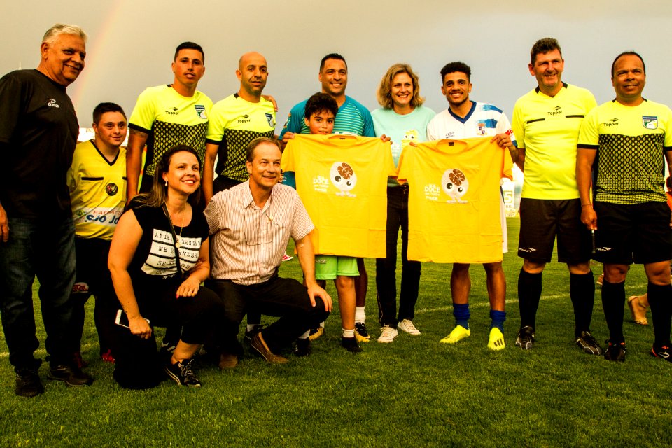 21.12.2018 - Partida de futebol beneficente Futebol Solidário - Amigos do Taison X Amigos do Daniel Carvalho para arrecadar alimentos para os abrigos municipais - Foto: Gustavo Vara