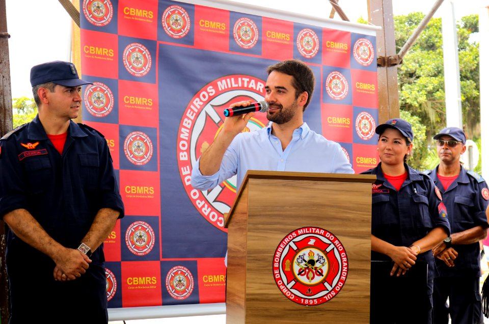 23.02.2019 - Prefeita Paula e governador Eduardo na entrega da medalha aos guarda vidas no Laranjal - Foto Michel Corvello