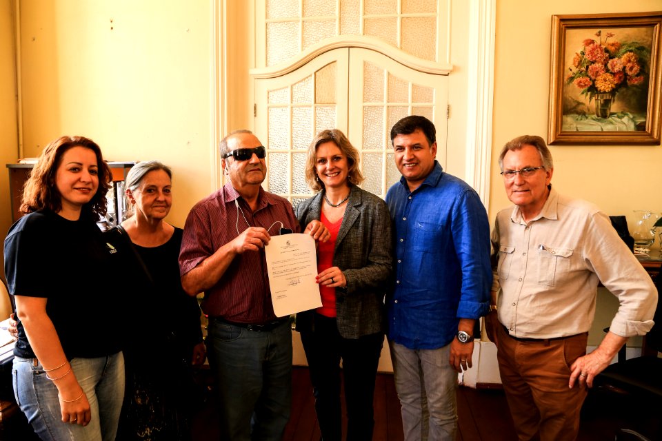 30.11.2018 - Prefeita Paula Mascarenhas e o vice Idemar Barz durante ato de assinatura da lei 6647 que institui o dia 13 de dezembro como dia municipal do Deficiente Visual de autoria do vereador Fabrício Tavares - Foto: Gustavo Vara