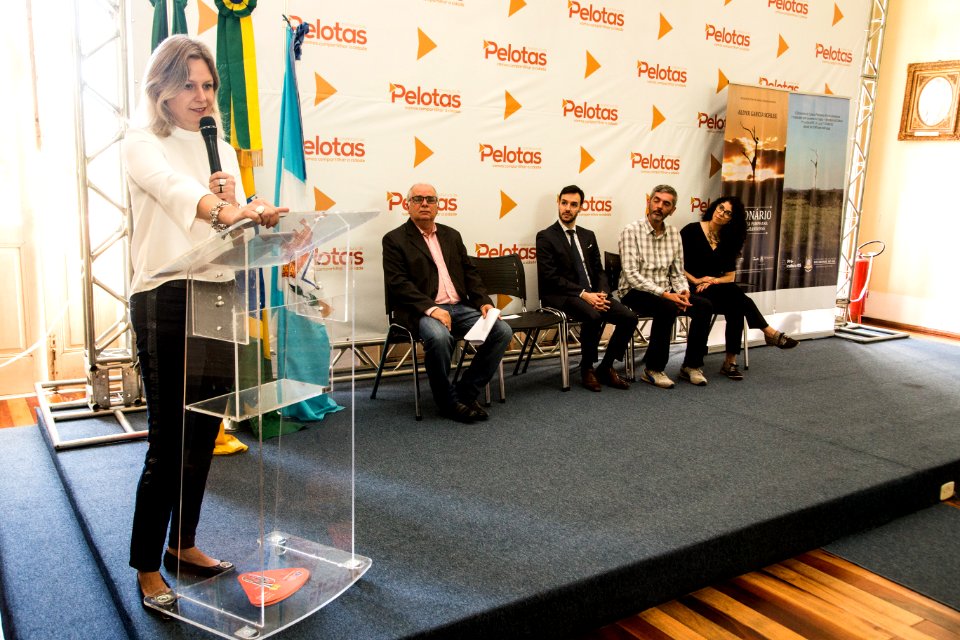 09.04.2019 - Prefeita Paula Mascarenhas  durante evento de lançamento do livro ‘Dicionário da Cultura Pampeana’ do escritor Aldyr Garcia Schlee e abertura de votação para o novo nome do Salão Nobre, com nomes sugeridos pelo próprio - Foto: Gustavo Vara
