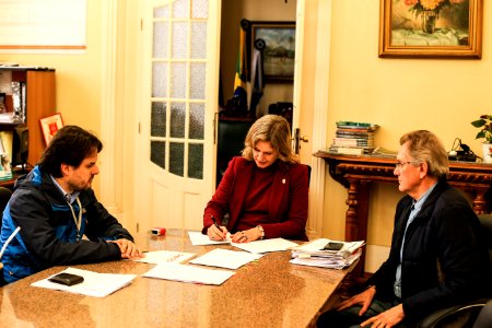 14.09.2018 - Prefeita Paula Mascarenhas assina o contrato para finalização da obra na quadra esportiva da Praça Aratiba, na Colônia Z-3 - Foto: Gustavo Vara