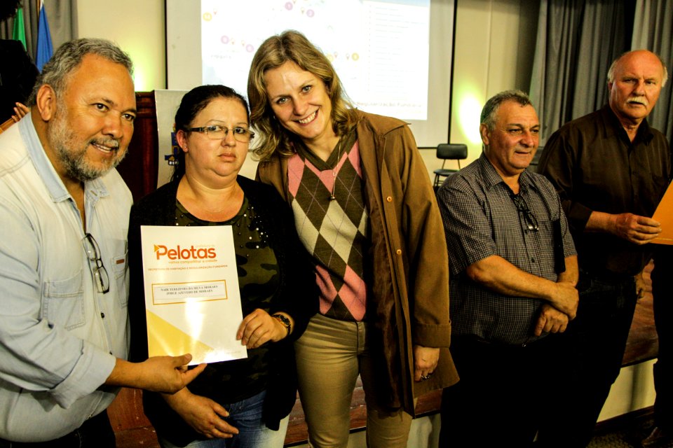 18.09.2018 - Prefeita Paula Mascarenhas durante entrega de lotes de regularização fundiária da ocupação Uruguai - 143 famílias - Foto: Gustavo Vara