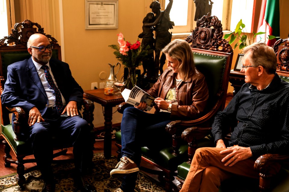 01.11.2018 - Prefeita Paula Mascarenhas e o vice Idemar Barz recebem a visita do  Visita do Patrono e Orador da 46ª Feira do Livro - Foto: Gustavo Vara
