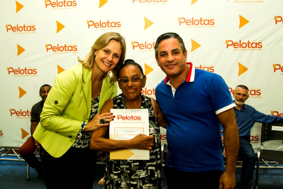 13.02.2019 - Prefeita Paula Mascarenhas realiza a entrega de contratos e carnês da Regularização Fundiária  do Navegantes - Foto: Gustavo Vara
