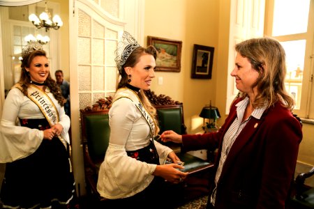 25.10.2018 - Prefeita Paula Mascarenhas e o vice Idemar Barz recebem a visita da corte da Oktoberfest de Pelotas - Foto: Gustavo Vara