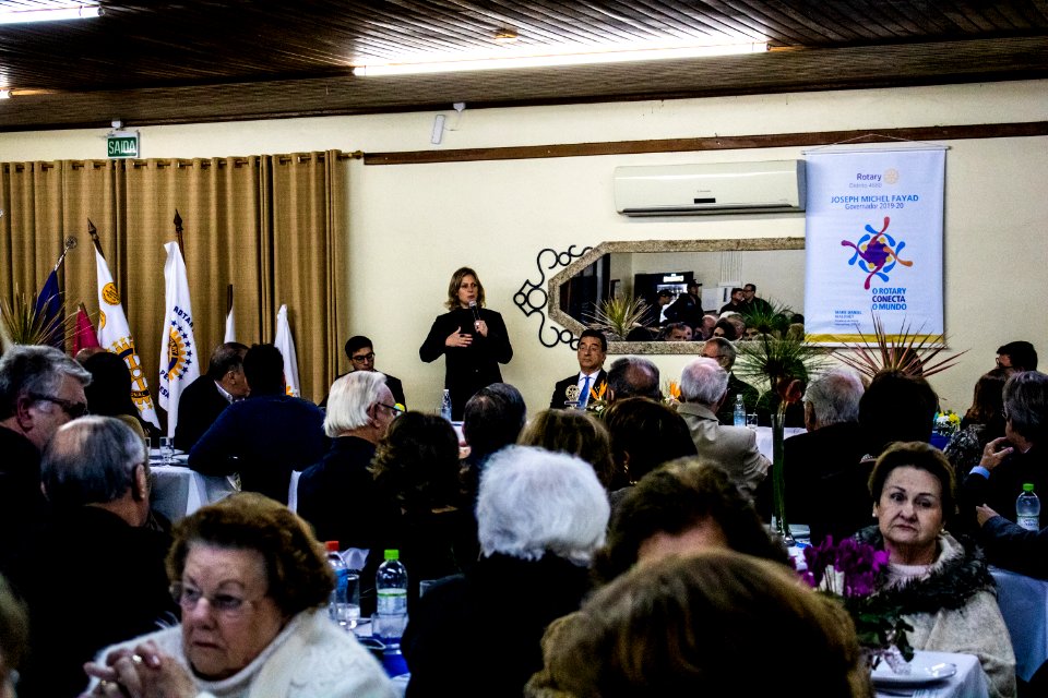 01.07.2019 - Prefeita Paula Mascarenhas prestigia posse conjunta dos Rotarys - Foto Michel Corvello