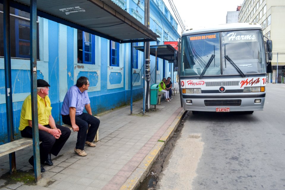 18.10.2018 - Parada de onibus da colônia - Foto Janine Tomberg