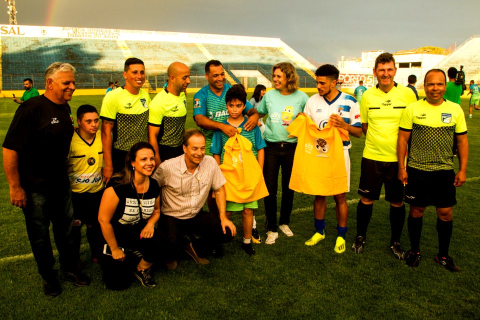21.12.2018 - Partida de futebol beneficente Futebol Solidário - Amigos do Taison X Amigos do Daniel Carvalho para arrecadar alimentos para os abrigos municipais - Foto: Gustavo Vara
