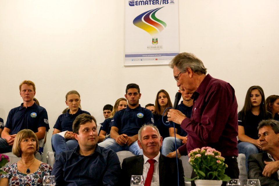 29.11.2018 - Gab Vice - Idemar Barz e Jair Seidel com Formandos da Emater em Canguçu - Foto Michel Corvello
