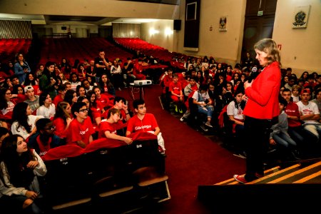 09.10.2018 - Prefeita Paula Mascarenhas durante palestra aos alunos do 9° ano do Colégio Gonzaga - Foto: Gustavo Vara