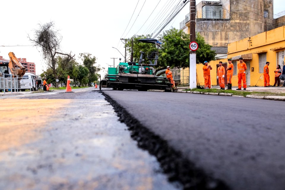 19.07.2018 Colocação de asfalto na rua Juscelino Kubitschek - Fotos Gustavo Mansur