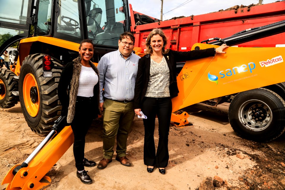 11.10.2018 - Prefeita Paula Mascarenhas e o vice Idemar Barz realizam a entrega de veículos no reservatório R5, entrega de máquinas e visita nas obras do Sanep,  no Fragata - Foto: Gustavo Vara
