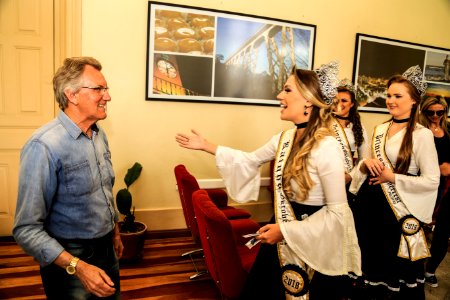 25.10.2018 - Prefeita Paula Mascarenhas e o vice Idemar Barz recebem a visita da corte da Oktoberfest de Pelotas - Foto: Gustavo Vara