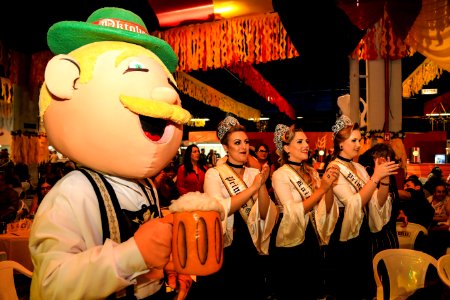 31.10.2018 - Prefeita Paula Mascarenhas e o vice Idemar Barz participam do jantar de abertura da Oktoberfest de Pelotas - Foto: Gustavo Vara