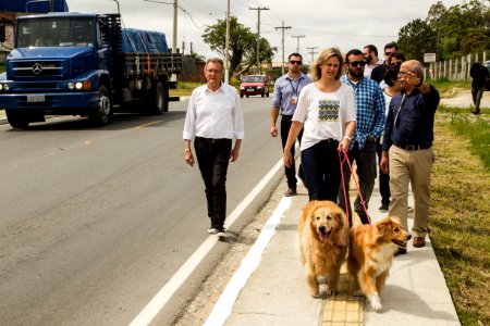 18.10.2018 - Prefeita Paula Mascarenhas e o vice Idemar Barz realizam caminhada de entrega das avenidas 25 de julho e Leopoldo Brod - Foto: Gustavo Vara