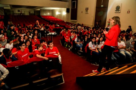 09.10.2018 - Prefeita Paula Mascarenhas durante palestra aos alunos do 9° ano do Colégio Gonzaga - Foto: Gustavo Vara