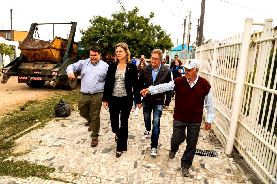 11.10.2018 - Prefeita Paula Mascarenhas e o vice Idemar Barz realizam a entrega de veículos no reservatório R5, entrega de máquinas e visita nas obras do Sanep,  no Fragata - Foto: Gustavo Vara