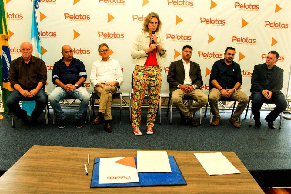 03.01.2018 - Prefeita Paula Mascarenhas realiza a assinatura da lei 6.664 de 27/12/18 que regulamenta o serviço de transporte individual de passageiros em veículos de taxi - Foto: Gustavo Vara