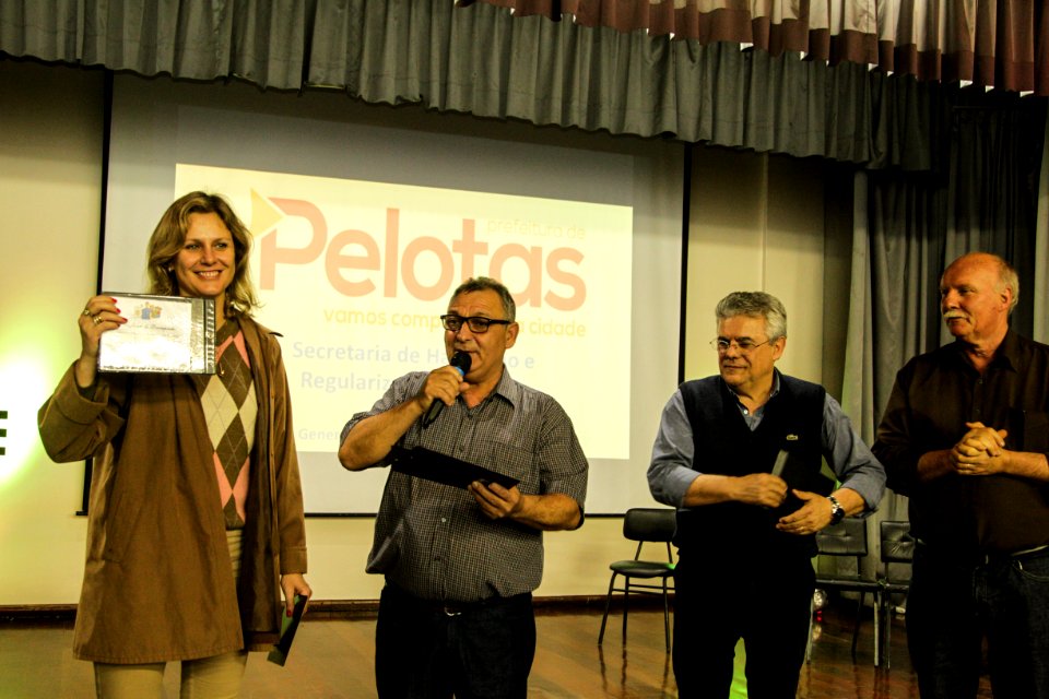 18.09.2018 - Prefeita Paula Mascarenhas durante entrega de lotes de regularização fundiária da ocupação Uruguai - 143 famílias - Foto: Gustavo Vara