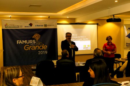 26.03.2019 - Idemar Barz representa prefeita no encontro da Famurs sobre prêmio Boas Praticas - Foto Michel Corvello