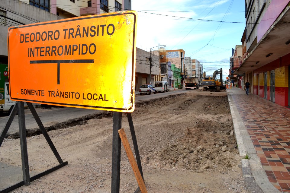 08.03.2019 - Obras na rua Marechal Deodoro