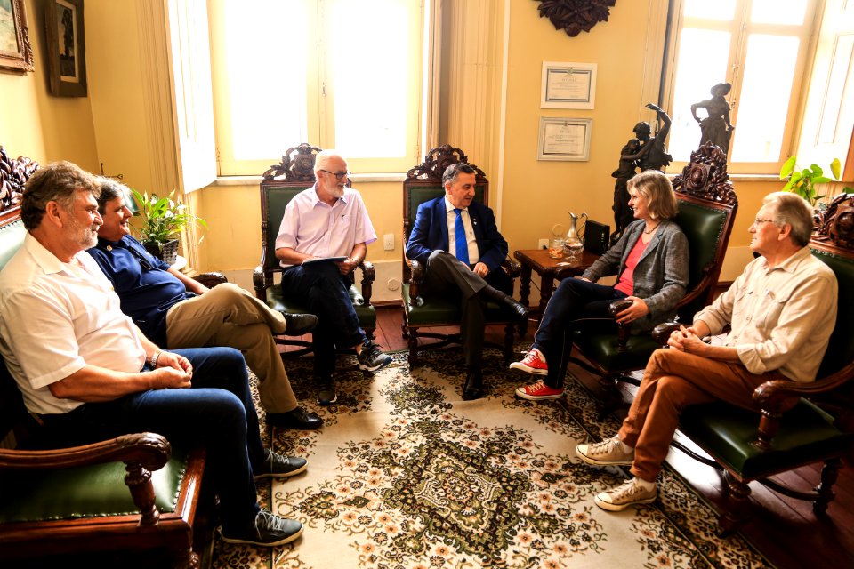 30.11.2018 - Prefeita Paula Mascarenhas e o vice Idemar Barz em reunião com o governador do Rotary, Waldemar Moraes  - Foto: Gustavo Vara