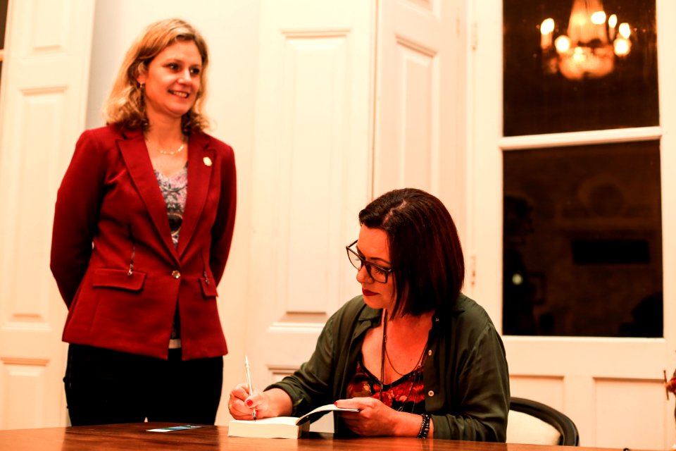 28.09.2018 - Prefeita Paula Mascarenhas prestigia o lançamento do livro Hortênsias de Agosto, da escritora e jornalista Joice Lima - Foto: Gustavo Vara
