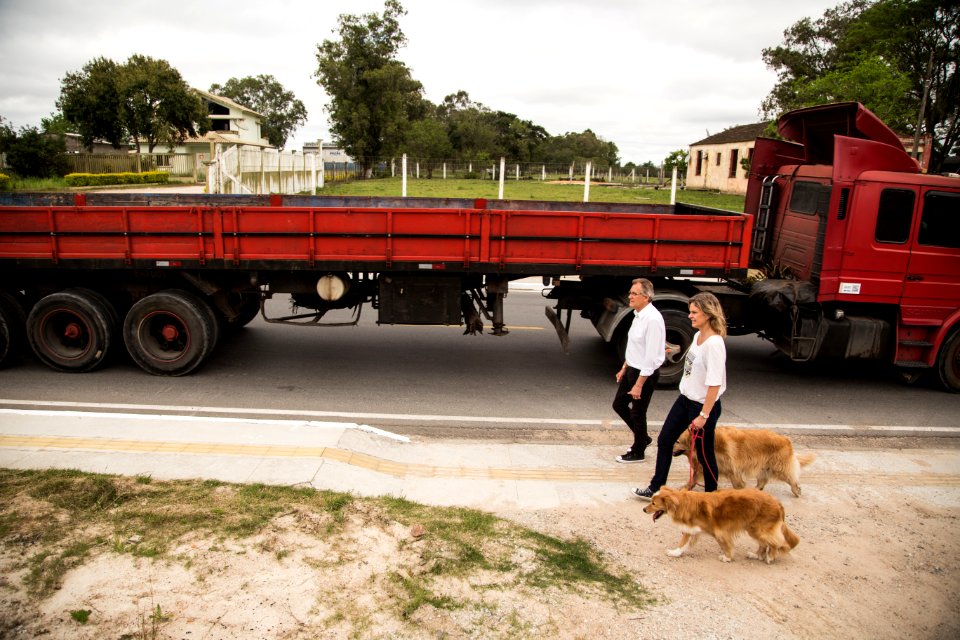 18.10.2018 - Prefeita Paula Mascarenhas e o vice Idemar Barz realizam caminhada de entrega das avenidas 25 de julho e Leopoldo Brod - Foto: Gustavo Vara