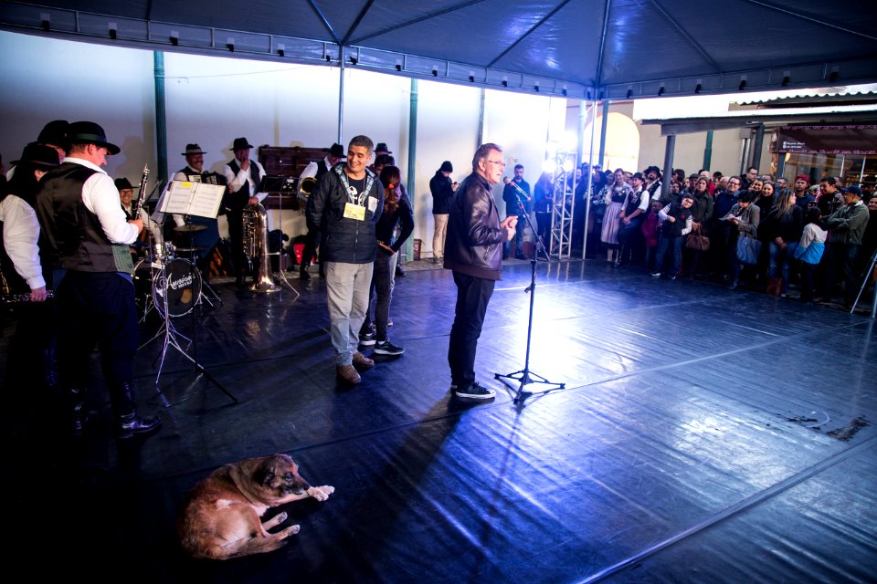 29.07.2018 - Vice prefeito Idemar Barz durante pronunciamento nas apresentações do Festival Internacional de Folclore e Artes Populares (FIFAP) no Mercado Público de Pelotas - Foto: Gustavo Vara
