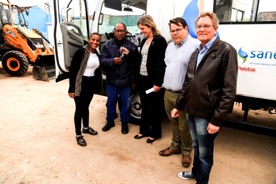 11.10.2018 - Prefeita Paula Mascarenhas e o vice Idemar Barz realizam a entrega de veículos no reservatório R5, entrega de máquinas e visita nas obras do Sanep,  no Fragata - Foto: Gustavo Vara