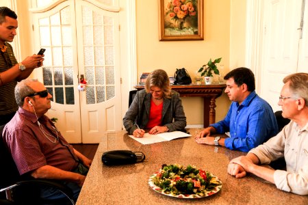 30.11.2018 - Prefeita Paula Mascarenhas e o vice Idemar Barz durante ato de assinatura da lei 6647 que institui o dia 13 de dezembro como dia municipal do Deficiente Visual de autoria do vereador Fabrício Tavares - Foto: Gustavo Vara