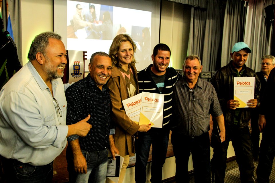 18.09.2018 - Prefeita Paula Mascarenhas durante entrega de lotes de regularização fundiária da ocupação Uruguai - 143 famílias - Foto: Gustavo Vara