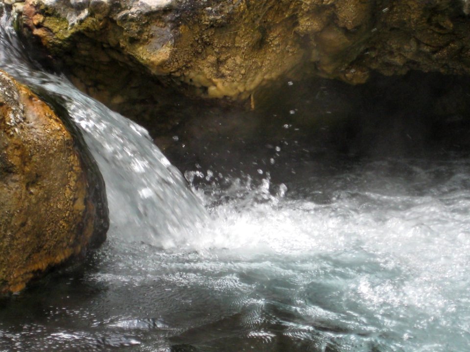 Agua geotérmica