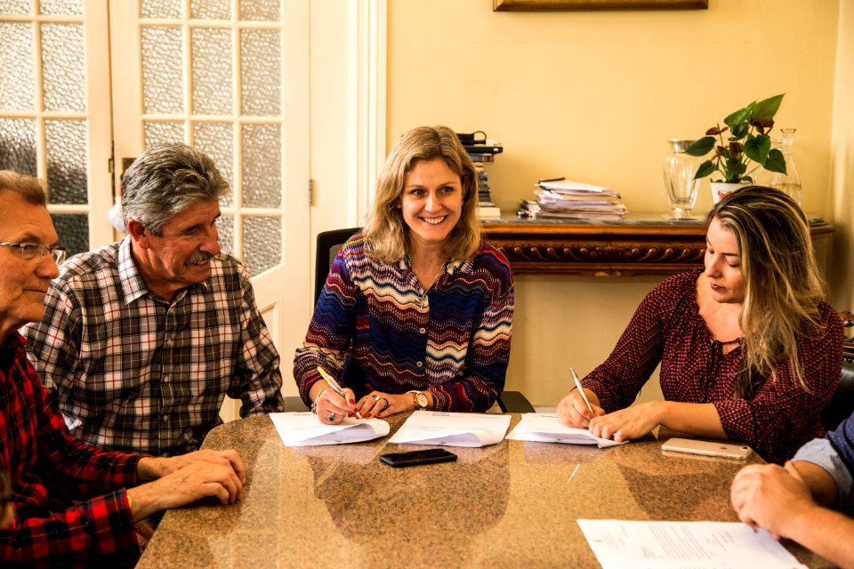 06.11.2018  - Prefeita Paula Mascarenhas e o vice Idemar Barz durante assinatura dos contratos com a empresa Encopav para execução das obras de pavimentação das ruas: Avenida São Jorge, Dr. Amarante e Theodoro Born - Foto: Gustavo Vara