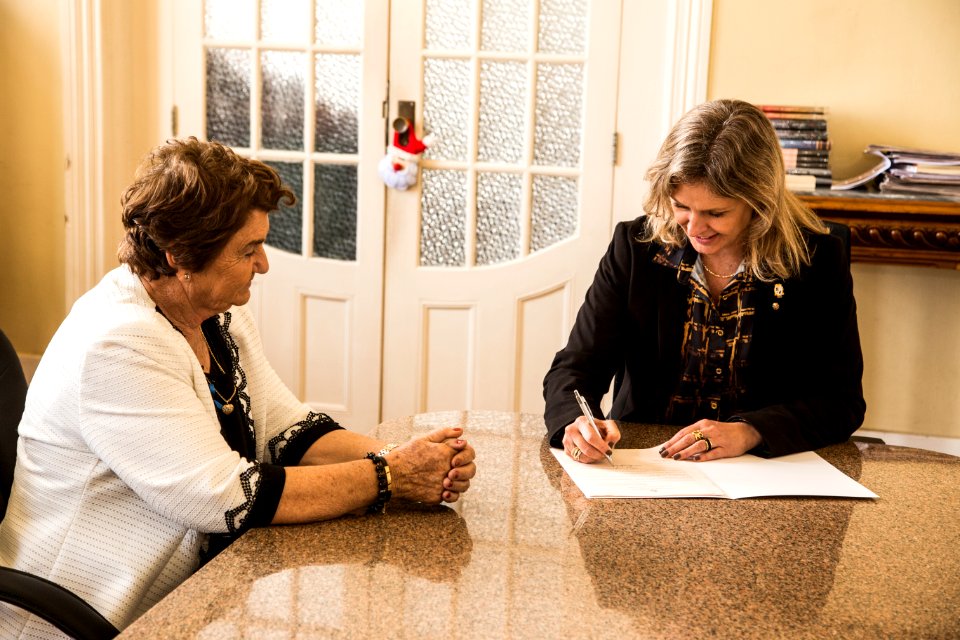 07.11.2018 - Prefeita Paula Mascarenhas durante assinatura de leis de vereadores, na foto, com a vereadora Zilda Bürkle  - Foto: Gustavo Vara
